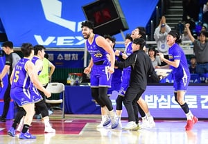 Three players left, a foreign player suddenly departed, and the new coach arrived late... The reason why Samsung's three-game winning streak to open the season is even more surprising after 23 years