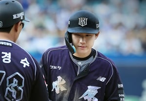 Choi Won-jun, involved in the "bat-smashing controversy," bowed his head: "A clear mistake due to a lack of emotional control → I sincerely apologize"