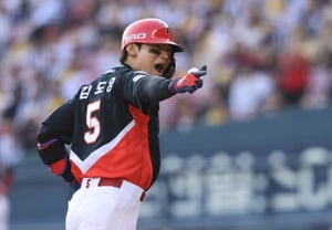 Will Kim Do-young claim a double crown, or go without? A single hit for his "100th career home run" is desperately needed