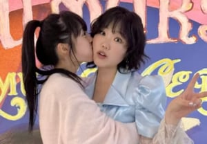 キム・ボラ、『親友』AKMUにいたずらっぽく頬にキス..「驚かせるのは楽しい」