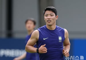 "Uncomfortable": Hwang Hee-chan stays silent at airport, makes brief 11-minute appearance in return match with "0 shots, 1 yellow card"... Schalke suffers painful 1-2 comeback loss