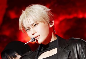 Giai nhân Sung Han-bin, hình xăm 'mặt trời, mặt trăng, sao' dưới cổ là bản sắc của album[★Ảnh]
