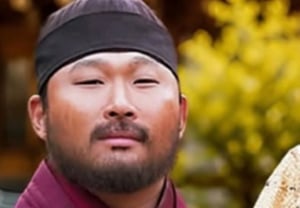 “演员出道”的Swings（文智勋），这次蓄起胡须挑战古装剧……化身护卫武士