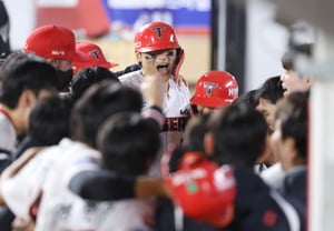 'Unbelievable!' Kim Do-young's miraculous two-run homer in the 8th inning sparks a dramatic finish, KIA clinches direct berth to thePlayoffs as the 3rd seed... 4th-place LG set for Wild Card showdown with 5th-place Doosan [Gwangju On-Site Review]