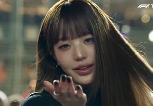 Jang Won-young aparece y la imagen se congela: "¿No será que al cámara también le ha encantado?"... Su aparición en el Gran Premio de F1 de Singapur genera revuelo internacional, con medios locales atentos a los detalles del "primer plano → beso con la mano"