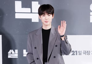 ペ・ヒョンソン、端正なスーツルック [★フォト]