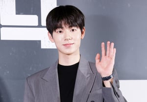 Bae Hyun-sung, un saludo con la mano que irradia calidez [★FOTO]