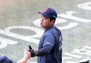 [Photo] Han Dong-hee gives a thumbs-up during batting practice ahead of the Doosan game