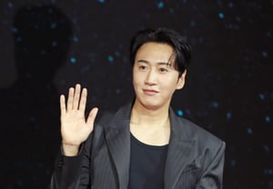 Lee Kwang-soo, who made people laugh with Bubble, has risen to the status of a "good deed generator"… caught delivering gifts and handwritten letters to staff