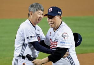 [Un vistazo rápido] «Con mis mejores deseos para el béisbol de otoño de Doosan», el director Kim In-sik realiza la primera lanzamiento en el último partido en el estadio Jamsil