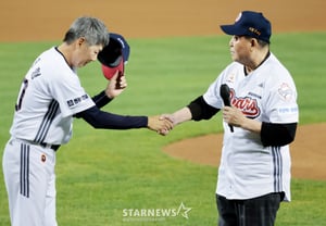 [Foto] «Como el otoño de 2001»: Kim In-sik, lanzador de honor en el partido final del estadio Jamsil