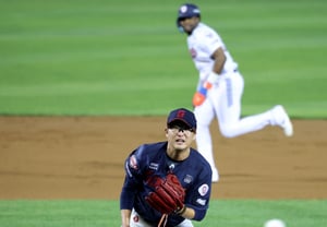 [Photo] Park Se-woong watching an infield grounder to first base in the bottom of the first inning
