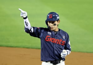[Photo] "First-inning hit and base reach" Hwang Seong-bin