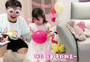 Broadcaster Park Soo-hong, 55 tuổi, tận hưởng niềm vui có con gái nhỏ muộn ♥ Kim Da-ye.. 'Tiệc sinh nhật bất ngờ' hai tuổi [Star Issue]