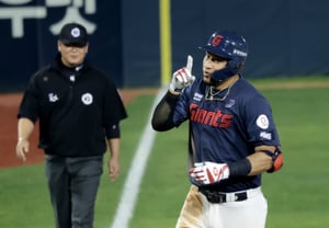 [Foto] ¡El tercer hit es un jonrón! Reyes, líder en hits