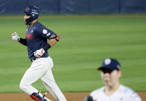 [Foto] «¡El tercer hit es un jonrón!» frente a Choi Seung-yong; Reyes, con el récord de más hits