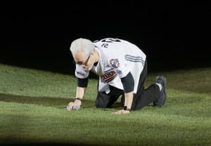 【一瞥】“与蚕室棒球场的告别，以亲吻草地为礼”——金钟镇（春夏秋冬）