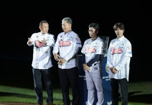 The home plate handed over by the four 'Bears Legends'… An era in Jamsil comes to a close... Doosan holds retirement ceremony at Jamsil Stadium after game against Lotte on the 12th
