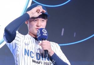 'Why does NC do this again?' Signs first-round rookie Park Bo-seung for 300 million won, 'options included'... "To provide motivation; Shin Jae-in also achieved a significant portion of the targets"