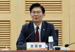 Jo Jeong-hun (Rep.) "Thị trường 'Hoka' được nuôi dưỡng nhiều năm....nỗ lực của doanh nghiệp vừa và nhỏ phải được bảo vệ"