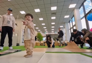 「子どもが走り、愛犬が立ち上がり」···KCCグラスなど業界、床材の機能性体験を強調