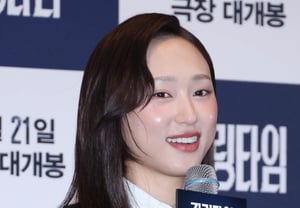 La actriz Ryu Hye-young responde a las preguntas en el photocall de 'Killing Time' [★Fotos]