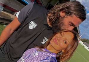 "Mientras dormía, cometieron un acto atroz..." Un gigante de 193 cm y exjugador de la selección inglesa derribó a un agresor sexual del mismo sexo... El responsable era conocido de su expareja, "impacto"