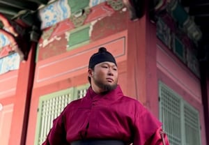 "别再闹了"……挑战古装剧的Swings，因胡须造型被调侃后发火