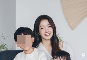 Lee Si-young, con gái sắp tròn 1 tuổi lần đầu đi du lịch nước ngoài..Tình huống dở khóc dở cười "Quá đáng" [Star Issue]
