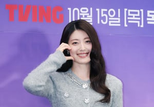Nam Ji-hyun, "lindo gesto de corazón con la mano" [★FOTO]