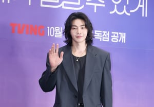 Kim Jae-young, "impeccable suit fit" [★Photo]