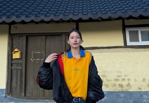 "Truly beautiful, she really is a model": Japanese fans marvel at Kim Seung-gyu's wife, Kim Jin-kyung... Family photo from J-League 200th appearance sparks buzz