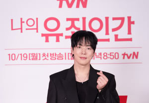 Kim Jung-hyun's "Chic Hand Heart" [★Photo]
