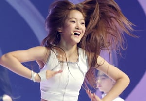 ¿Controversia desde el debut? La miembro de la girl group de Lee Soo-man, "Boa china", Aiching, bajo sospecha de impago de salarios por parte de sus padres [Star Issue]