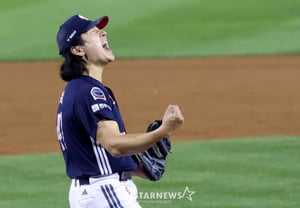 “Oh no!” Doosan’s “intentional drop” instinct turns into a fatal error! But Kwak Bin is incredible — Hong Chang-ki, Park Hae-min, and Austin all witness a “KKK inning erased” as he roars [WC1 On-Site]