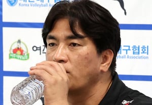 AG: No medals, yet a 'passing grade' with ranking jump from 40th to 28th and World Cup qualification! Cha Sang-hyun’s tenure as women’s volleyball head coach extended 'through 2028'