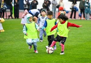 "¡A tirar de la cuerda sobre el césped donde corren los jugadores, uno dos!" Seúl E-Land, en Mokdong, organiza la "Fiesta deportiva de otoño de Reul Kids"... Participan 100 pequeños aficionados