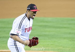 “连机票都改了” MLB生涯112胜老将首获季后赛胜利，昔日队友悉数到场……击败斗山的卡拉斯科激动不已 [WC1现场]