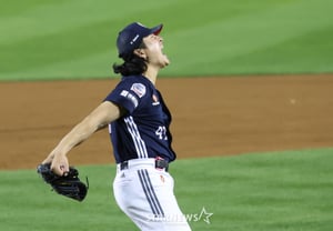 [Photo] Kwak Bin, strikes out Austin and lets out a golden roar