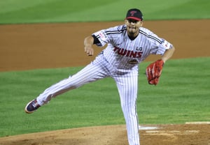 [Photo] Karasco strikes out Jung Soobin, securing a scoreless fifth inning
