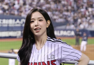 [Ảnh] Thành viên tripleS Kim Chae-yeon, nữ trưởng đoàn cổ vũ với vòng eo "kinh điển"