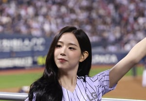[Foto] Kim Chae-yeon de tripleS, también su apoyo es S-LINE