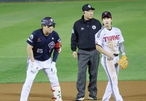 [フォト] 二塁打のヤン・ウィジ、膝の痛みでセレモニースキップ