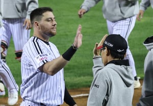 [フォト] オースティン、堂々としたハイタッチ