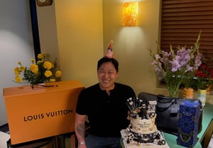 Swings, radiante con un regalo de lujo: una bolsa de la marca L valorada en 57,7 millones de wones.. Fiesta de cumpleaños lujosa [Star Issue]