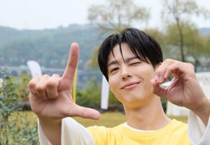雨の中の彼氏ショット..パク・ボゴム、かけがえのない爽やかな少年美