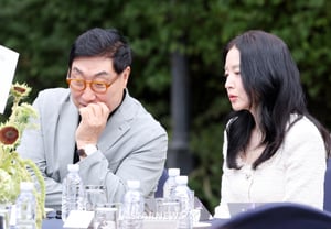 Lee Young-ae attends the "Beautiful Artist Award" ceremony with her husband [★Photo]