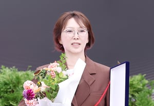 「新人芸術人賞」を受賞したキム・ドヨン監督 [★フォト]
