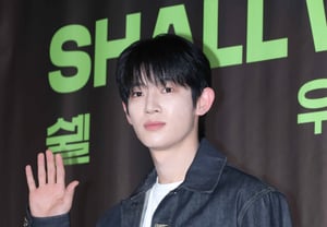 Park Si-woo's "Chic Hand Gesture" [★Photo]