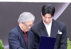 パク・チャヌクとキム・ムヨル、賞を一緒に見ているところ [★フォト]